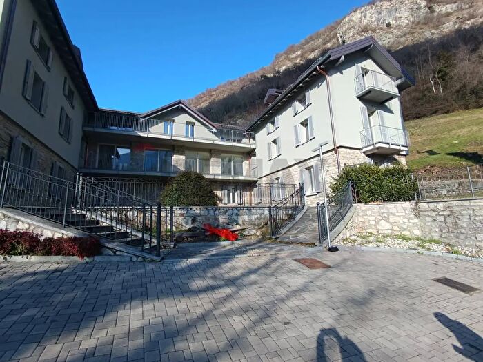 Appartamento trilocale in vendita in Via Castello, Canzo