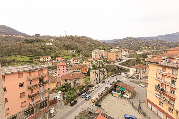 Appartamento con 5 locali in vendita in Via Alcide De Gasperi, Campomorone