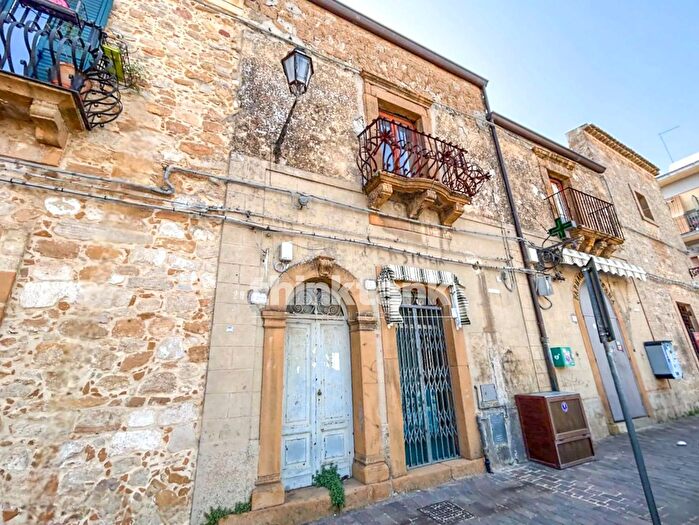 Casa con 10 locali in vendita in Piazza Filippo Cordova, Aidone