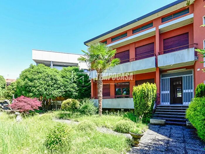 Casa con 6 locali in vendita in Via Monte Baldo, Cantu'