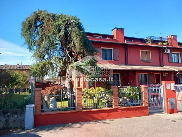 Casa quadrilocale in vendita in Via Berlinguer, Vaiano Cremasco