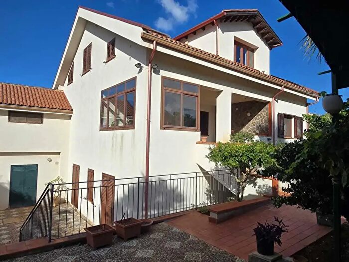 Casa con 8 locali in vendita in Via Giuseppe Villaroel, Palermo