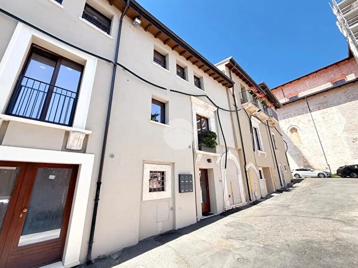 Appartamento trilocale in vendita in Piazza S Domenico, L'Aquila