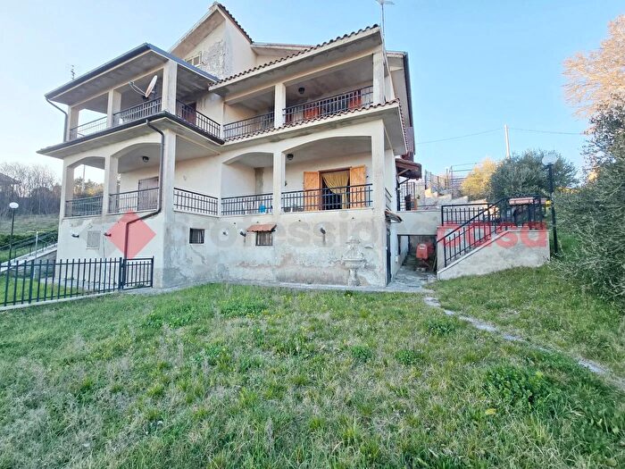 Appartamento con 6 locali in vendita in Via Nucleo Le Casette Snc, Morro Reatino