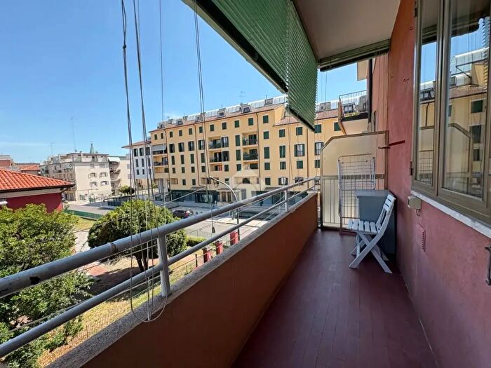 Appartamento trilocale in vendita in Via Volturno, Venezia
