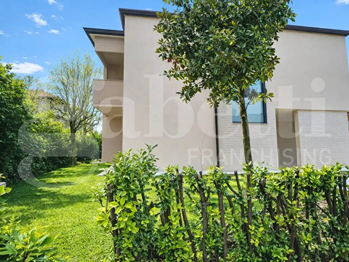 Casa con 5 locali in vendita in Strada Bellaria, Modena