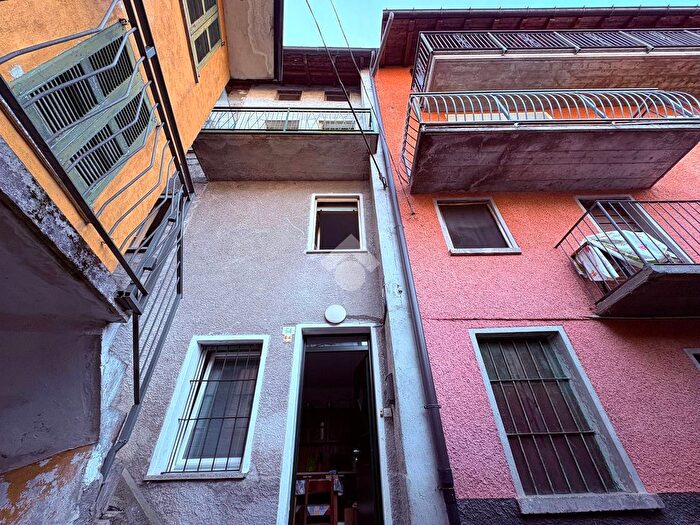 Casa con 6 locali in vendita in Via Selvetta, Forcola