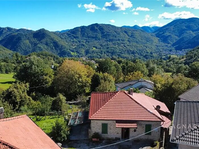 Casa con 7 locali in vendita in Zeri