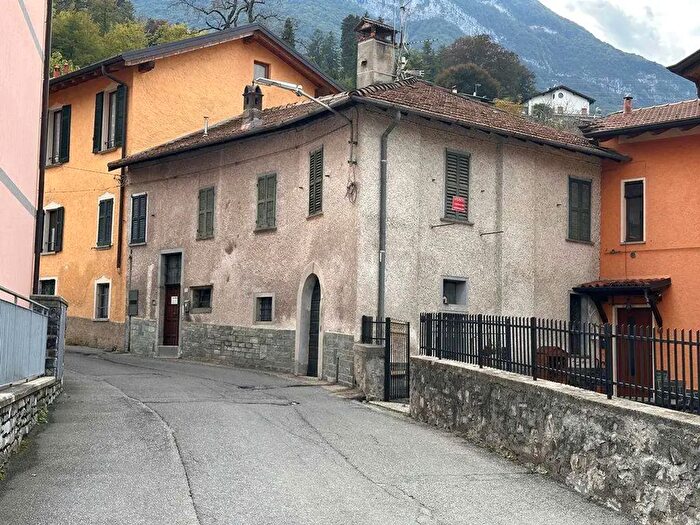 Casa con 8 locali in vendita in Menaggio