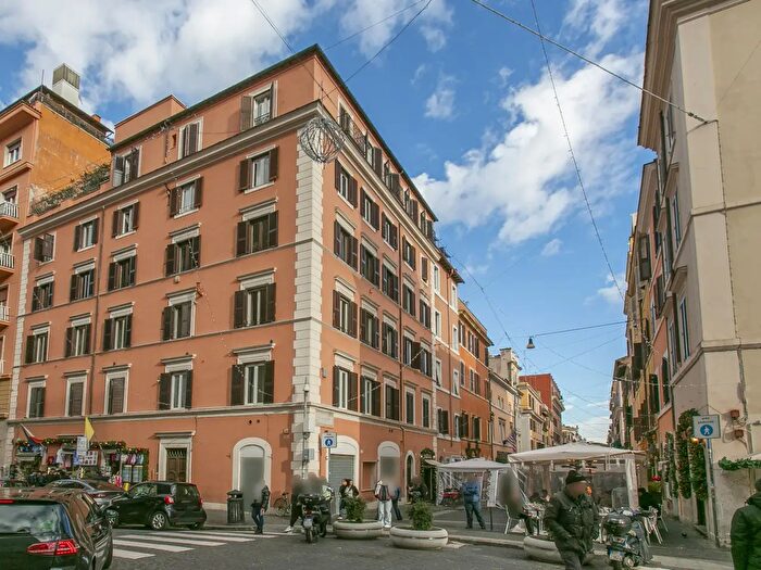 Appartamento trilocale in vendita in Via del Mascherino, Roma