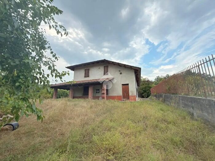 Casa con 9 locali in vendita in Frazione Quarto Inferiore, Asti