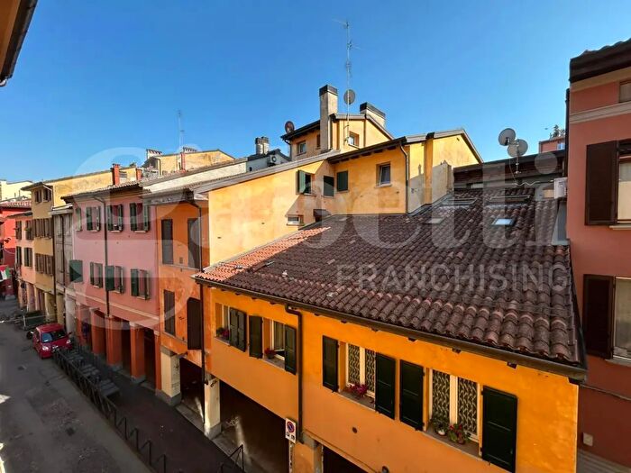 Appartamento trilocale in vendita in Via del Pratello, Bologna