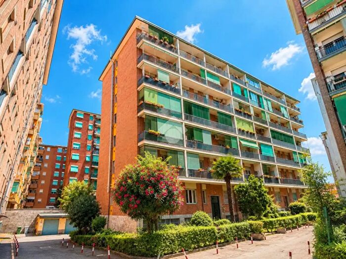 Appartamento trilocale in vendita in Via Carolina Invernizio, Milano