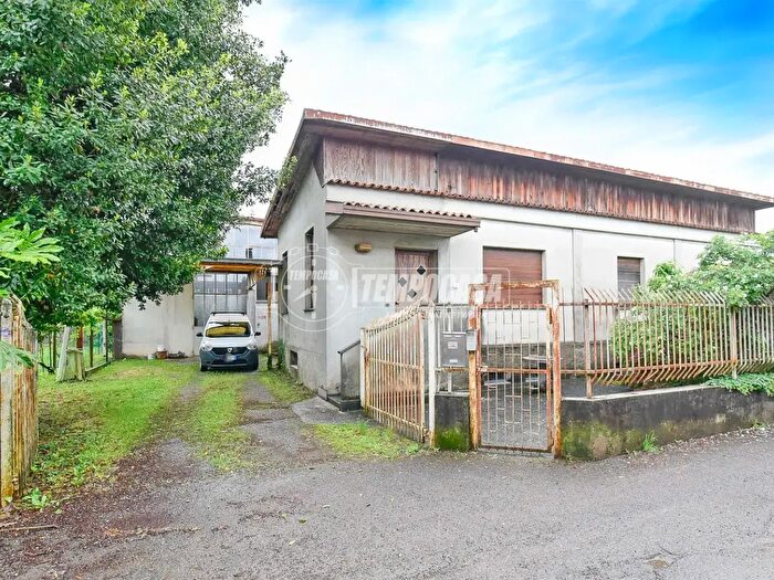 Casa quadrilocale in vendita in Via Pinerolo, Cantu