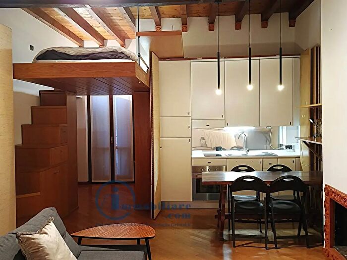 Appartamento bilocale in affitto in Via dei Fabbri, Milano