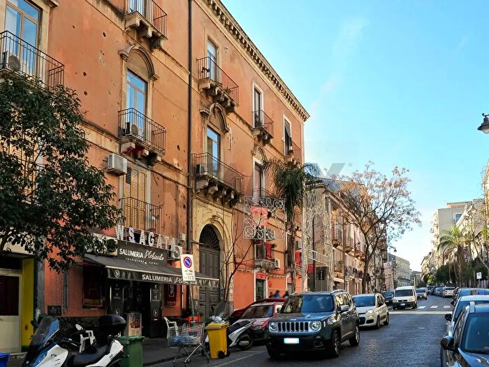 Casa con 8 locali in vendita in Via Plebiscito, Catania