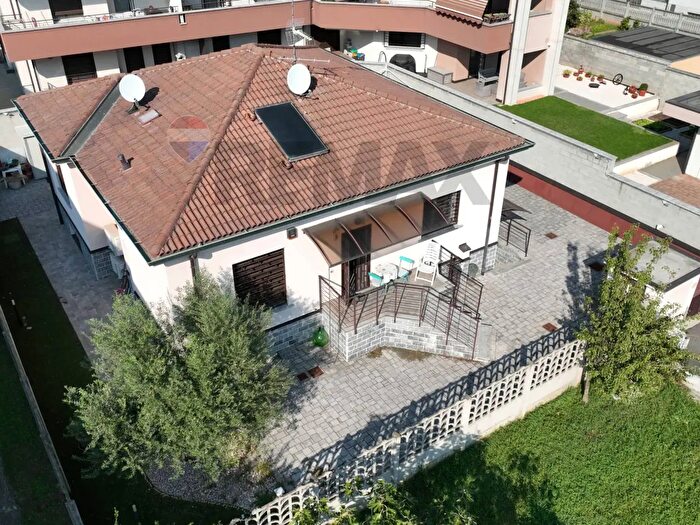 Casa quadrilocale in vendita in Vicolo Liguria, Lainate