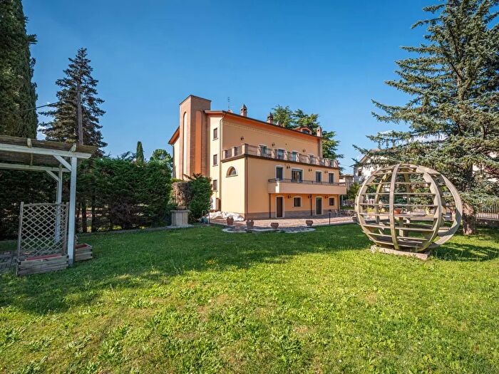 Appartamento con 6 locali in vendita in Via Volturno, Perugia