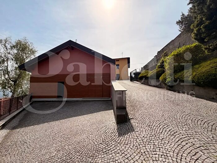 Appartamento quadrilocale in vendita in Via Quarto, Lecco