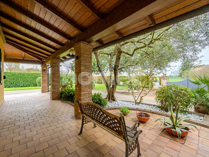 Casa con 7 locali in vendita in Via Pietro Giardini, Modena