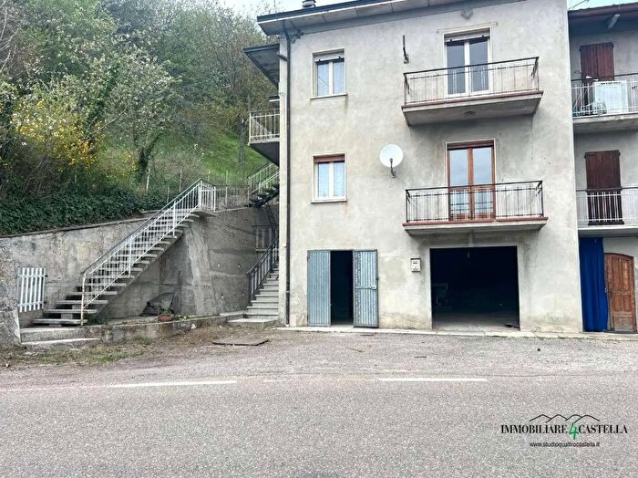 Casa con 6 locali in vendita in Via Frombolara Carpineti, Carpineti