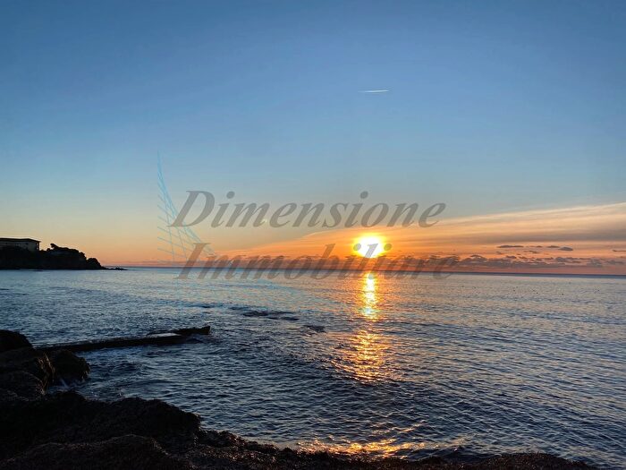 Casa con 8 locali in vendita in Lungomare del Quercetano, Rosignano Marittimo