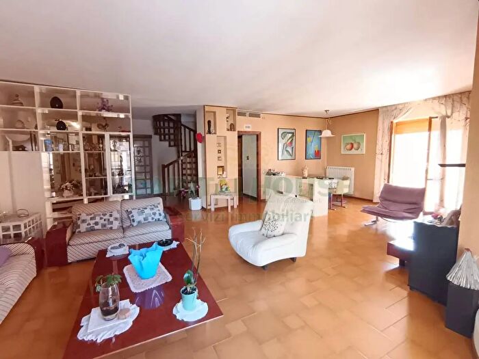 Appartamento con 6 locali in vendita in Via Gioacchino Rossini, Caserta