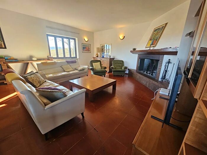 Casa con 8 locali in vendita in Camerino