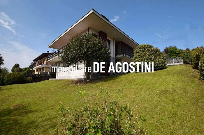 Casa con 9 locali in vendita in Via Via Verbano Paruzzaro Novara, Paruzzaro