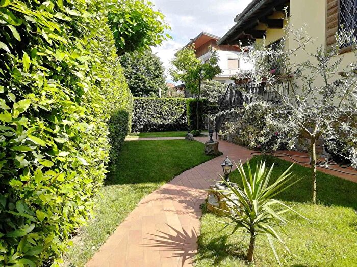 Casa con 15 locali in vendita in Campi Bisenzio