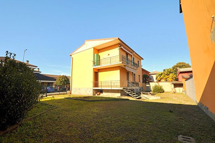 Casa con 6 locali in vendita in Via XXV Aprile, Inveruno