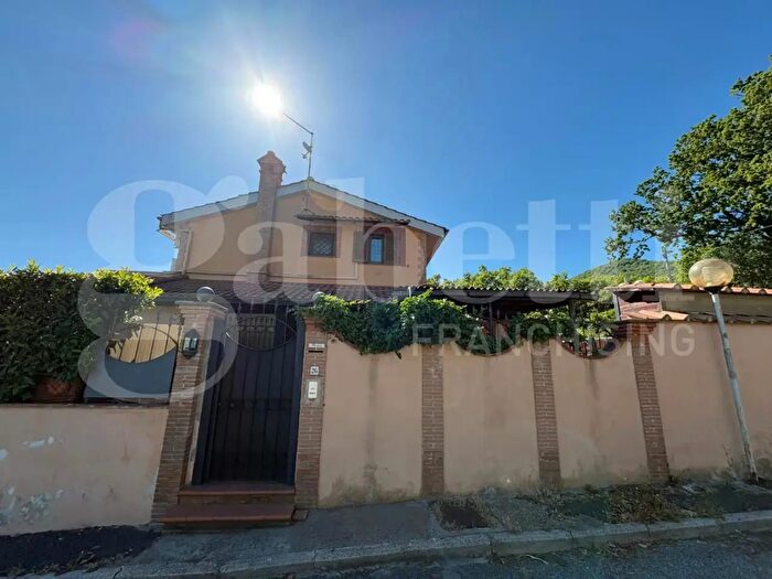 Casa quadrilocale in vendita in Via Monte Fumaiolo, Trevignano Romano