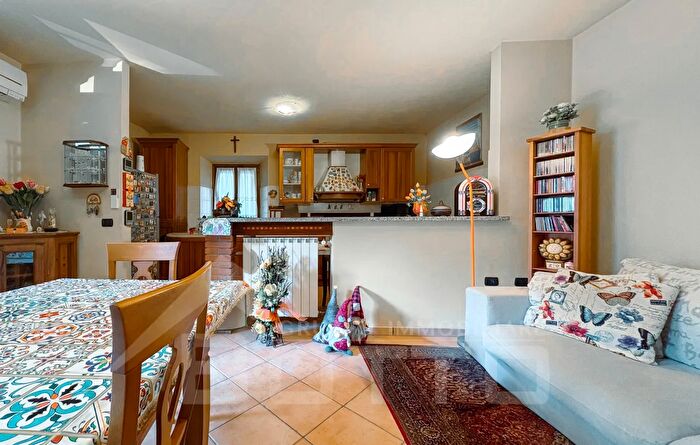 Appartamento quadrilocale in vendita in Via Chiesa, Mezzomerico