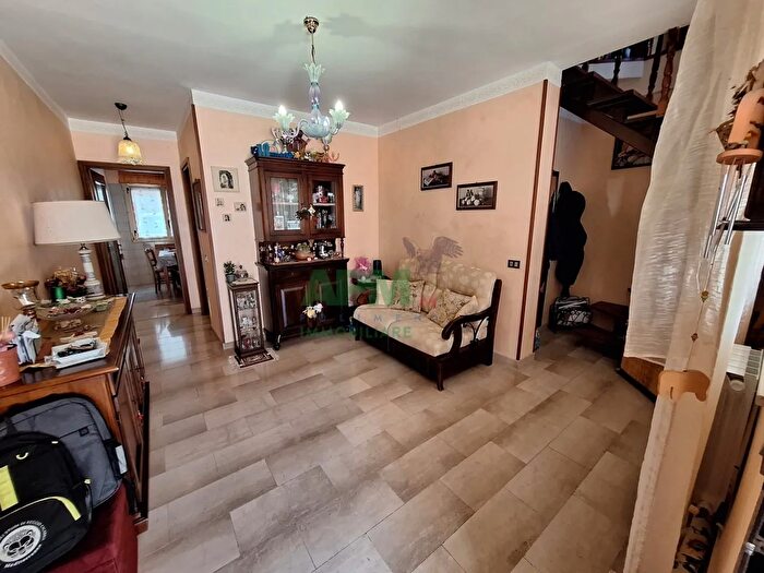 Appartamento trilocale in vendita in Via Sbarre Centrali Scala a I Piano T, Reggio Calabria