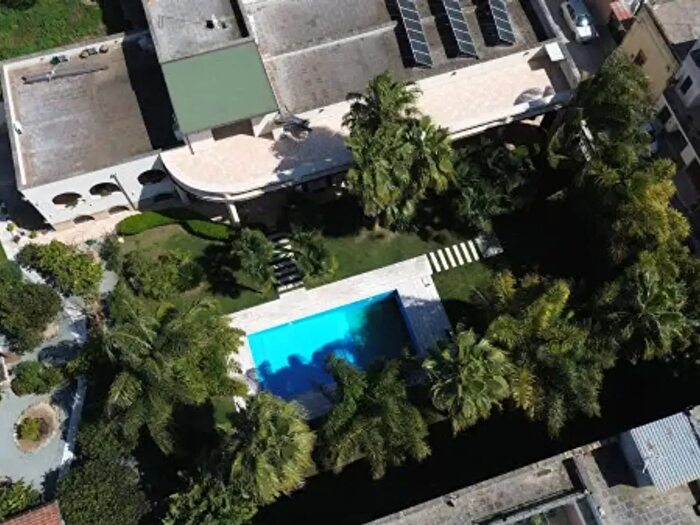 Casa con 6 locali in vendita in Via Giulio Cesare, San Donaci