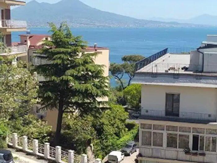 Appartamento quadrilocale in affitto in Via Petrarca, Napoli