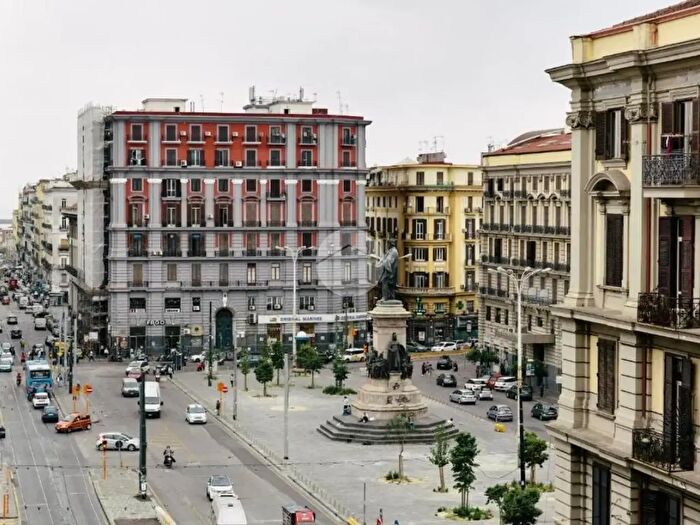 Appartamento trilocale in vendita in Via Milano, Napoli