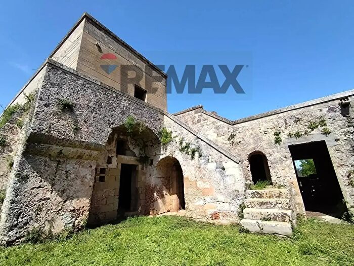 Casa con 15 locali in vendita in Collepasso