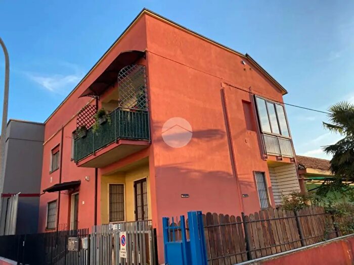 Casa con 8 locali in vendita in Via Francia, Verona