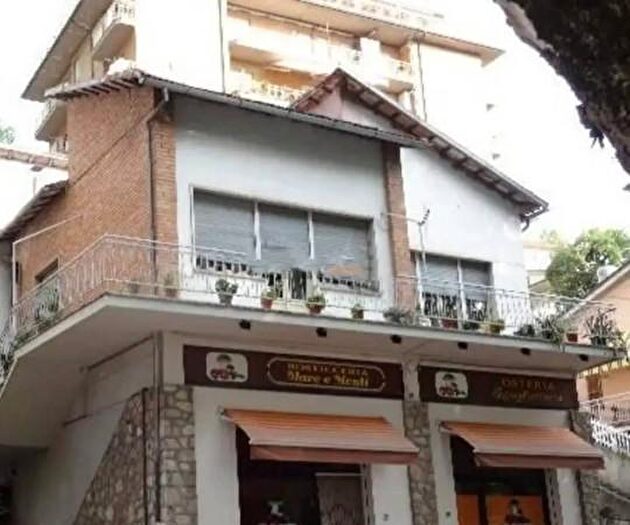 Casa con 6 locali in vendita in Viale Cesare Battisti, Amandola