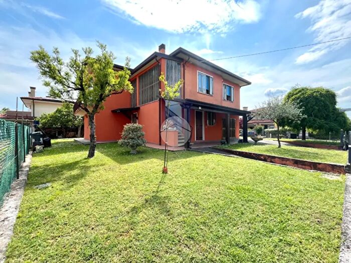 Casa con 10 locali in vendita in Via Sarmazza Sx, Vigonovo