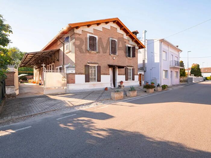 Casa con 5 locali in vendita in Via Giuseppe Garibaldi, Dosolo