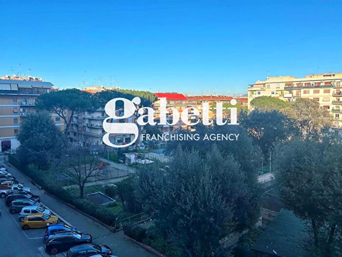 Appartamento trilocale in vendita in Via Bellegra, Roma