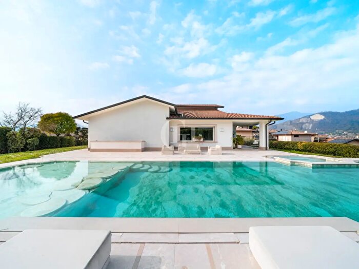 Casa con 20 locali in vendita in Paratico