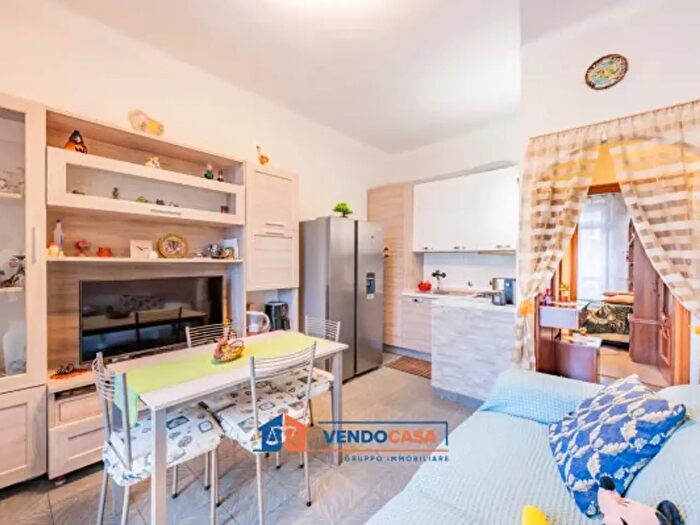 Appartamento trilocale in vendita in Via Limone, Torino