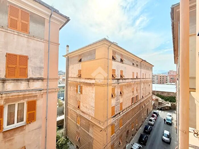 Appartamento con 5 locali in vendita in Via Vittorio Leonardi, Genova