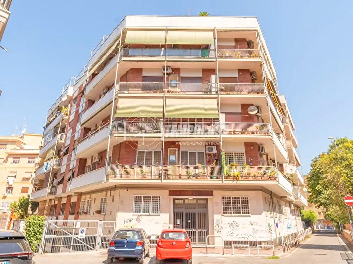 Appartamento quadrilocale in vendita in Via dei Sulpici, Roma
