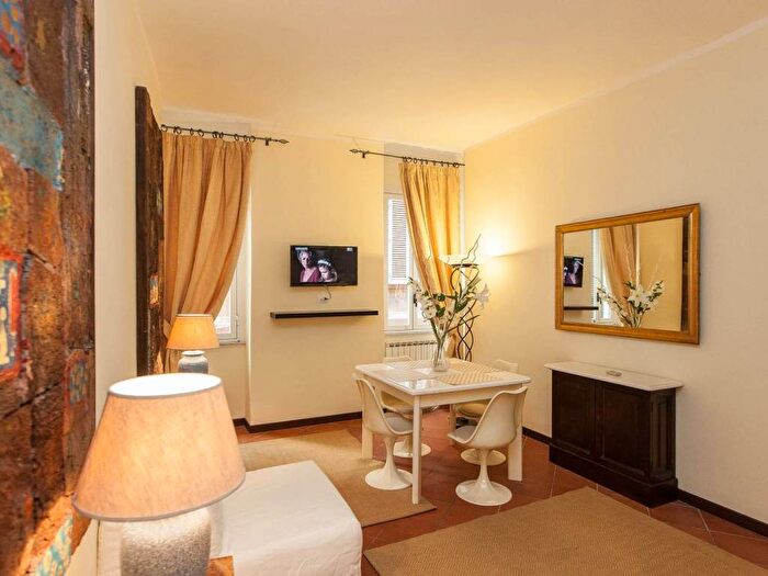 Appartamento trilocale in affitto in Piazza Rondanini, Pantheon, Roma