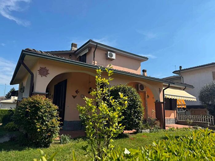 Casa con 9 locali in vendita in Strada Vecchia Caccialupa Mede, Mede