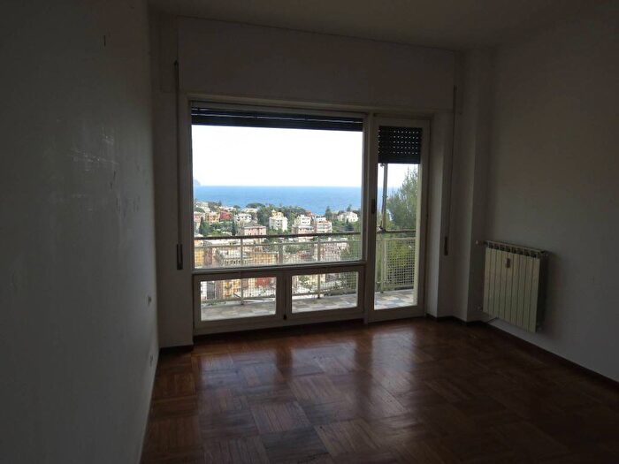Appartamento trilocale in affitto in Via Luigi Biasioli, Nervi, Genova